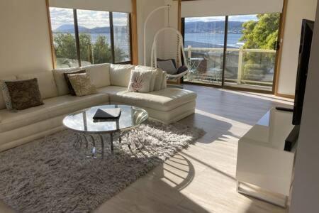Spacious Modern Home Outstanding Views Sleeps 9 Hobart Bagian luar foto