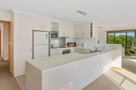 Spacious Modern Home Outstanding Views Sleeps 9 Hobart Bagian luar foto