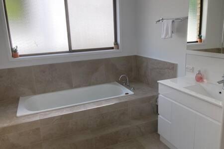 Spacious Modern Home Outstanding Views Sleeps 9 Hobart Bagian luar foto