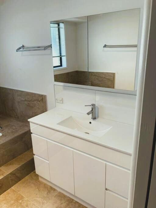 Spacious Modern Home Outstanding Views Sleeps 9 Hobart Bagian luar foto