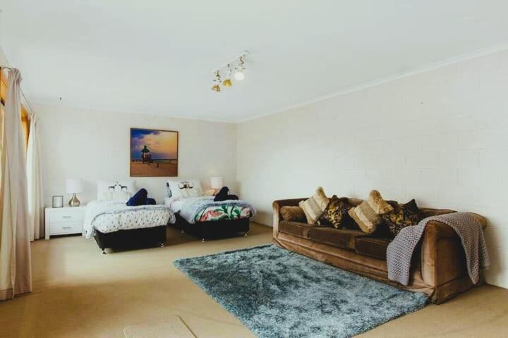 Spacious Modern Home Outstanding Views Sleeps 9 Hobart Bagian luar foto